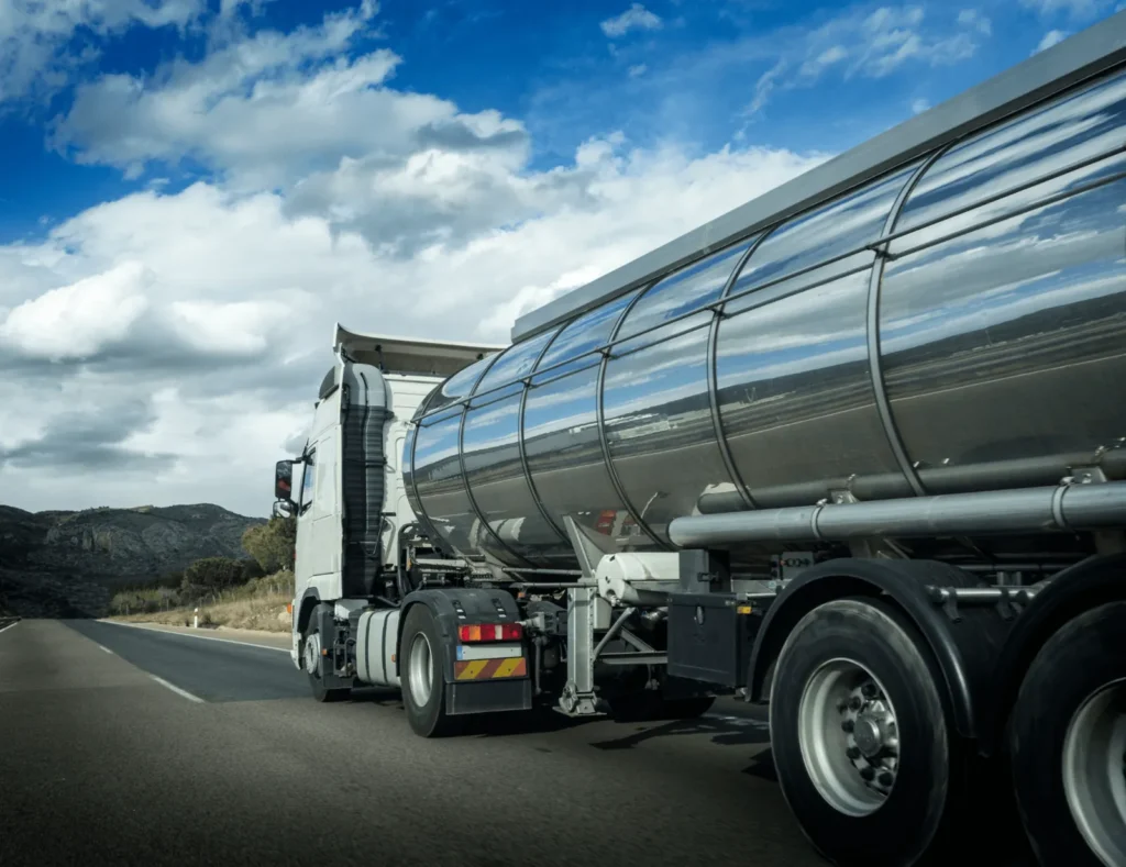 Camión cisterna de transporte de leche en carretera