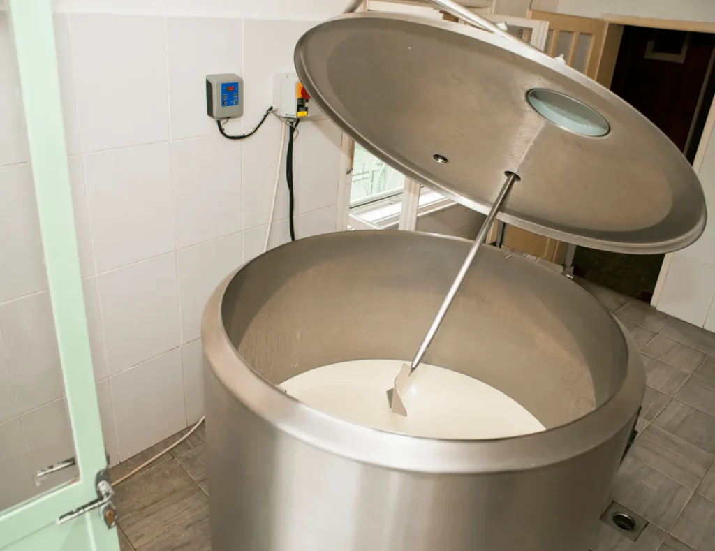Tanque de frío con leche de cabra recién ordeñada